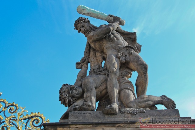 Фрагмент скульптурной композиции на президенстском дворце Чехии