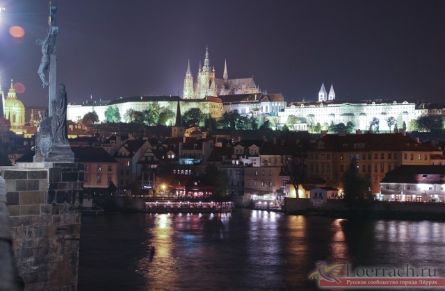 Вид с Карлового моста на старый город Праги