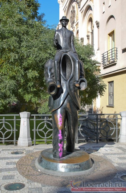 Памятник Францу Кафке в Праге.