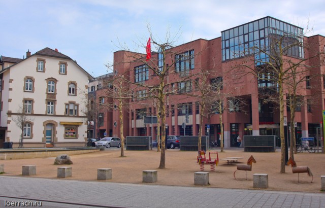 Одна из центральных детских игровых площадей Лёрраха.