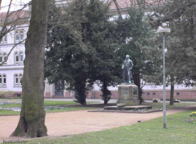 Памятник поэту Иоганну Петеру Хебелю