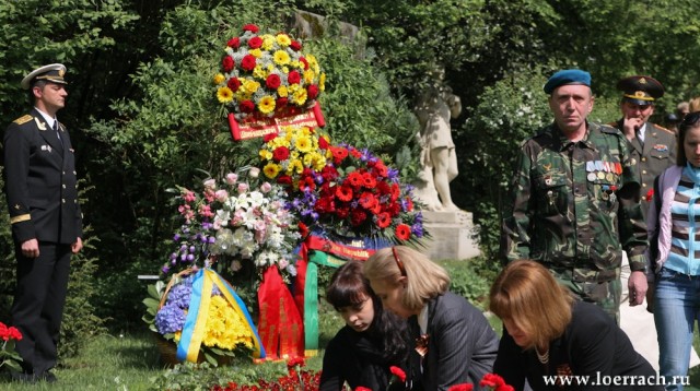 Базель, кладбище ""Хернли". Церемония возложения венов к могиле советского солдата.